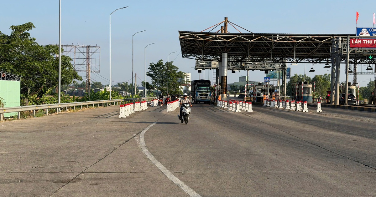 Lái xe máy chở 3, học sinh lớp 9 tông barie trạm thu phí tử vong