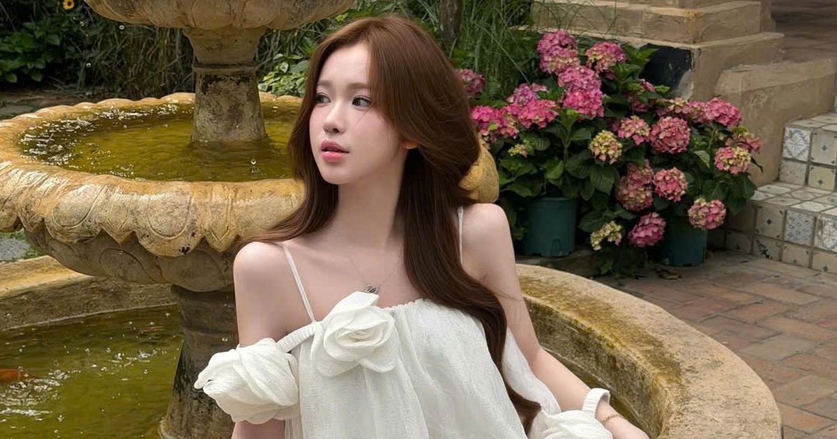 Đầm đính hoa và nơ 3D tạo điểm nhấn kiêu sa cho nàng