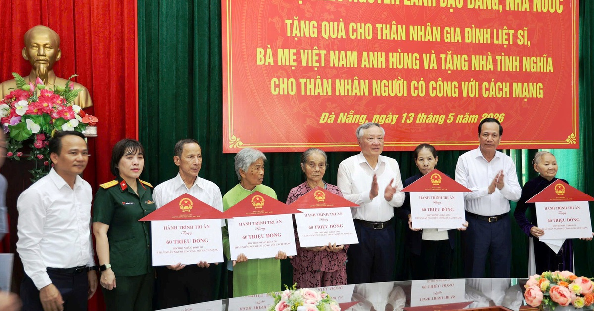 Nguyên Phó thủ tướng trao nhà tình nghĩa cho gia đình người có công ở Đà Nẵng