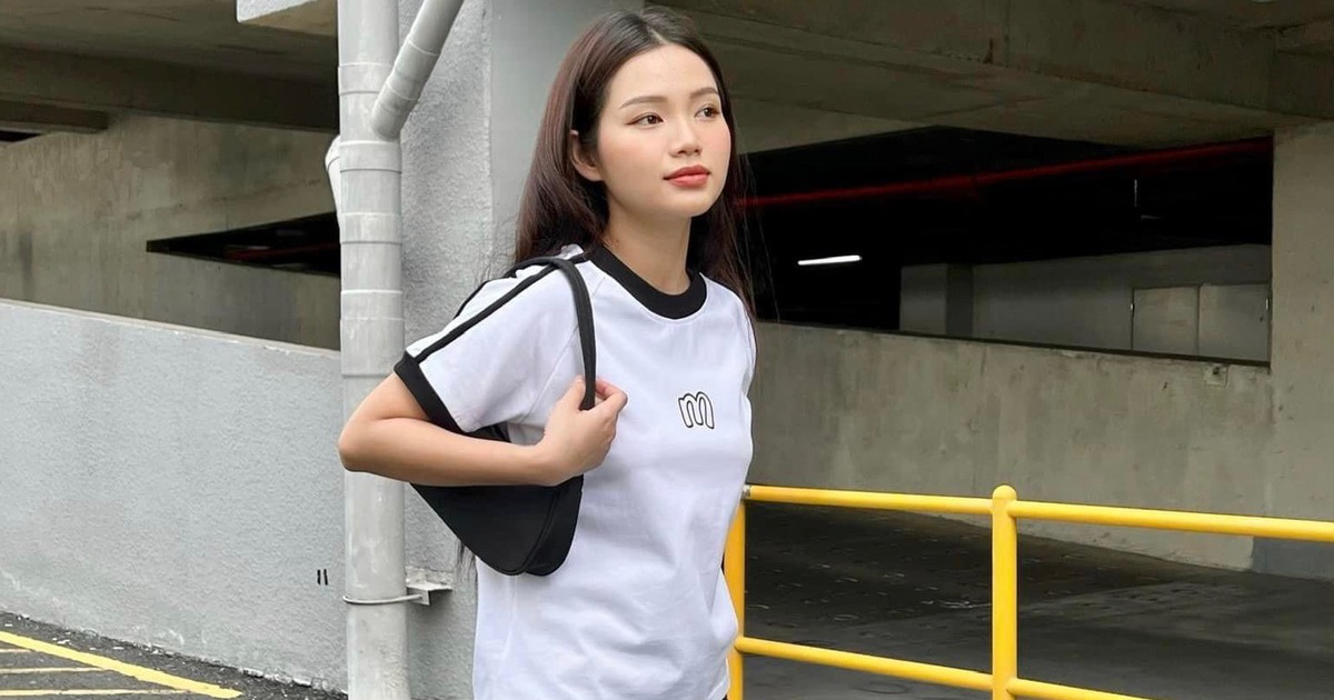 Khoe chân dài miên man nhờ cặp đôi baby tee và váy ngắn
