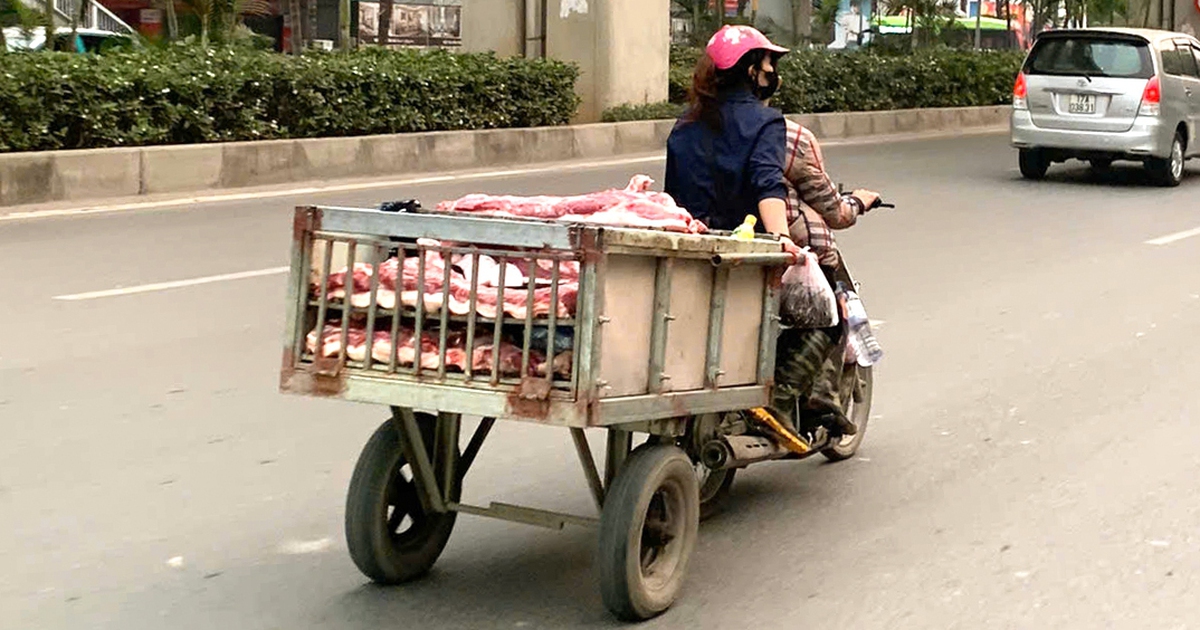 Thịt lợn 'hít bụi, phơi nắng' ồ ạt vào nội thành