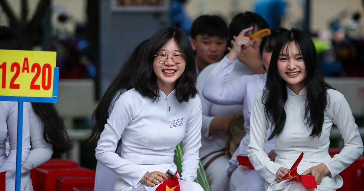 'Cấm thu tiền' dạy thêm trong trường, sao phụ huynh vẫn phải chi?