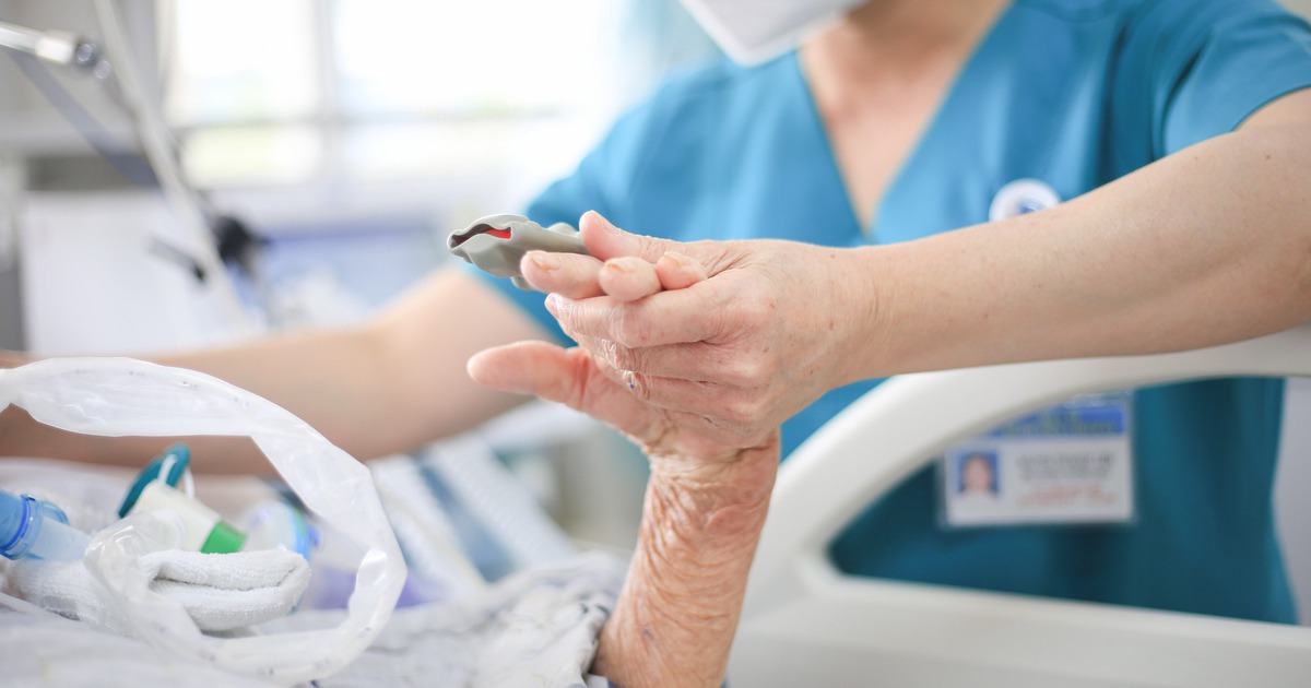 Nghề điều dưỡng: Áp lực, sợ hãi và hành trình giữ lấy sự sống