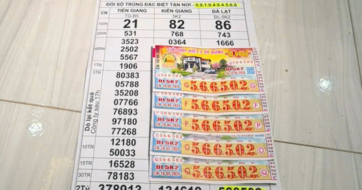 Trúng độc đắc 5 tờ xổ số miền Nam, cả nhà mừng rỡ nhận tiền mặt