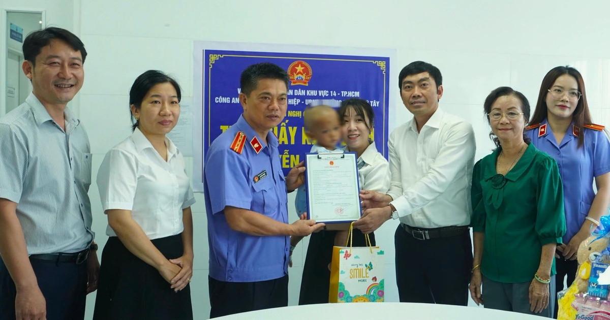 24 giờ làm giấy khai sinh cho bé trai 2 tuổi bị bạo hành ở TP.HCM