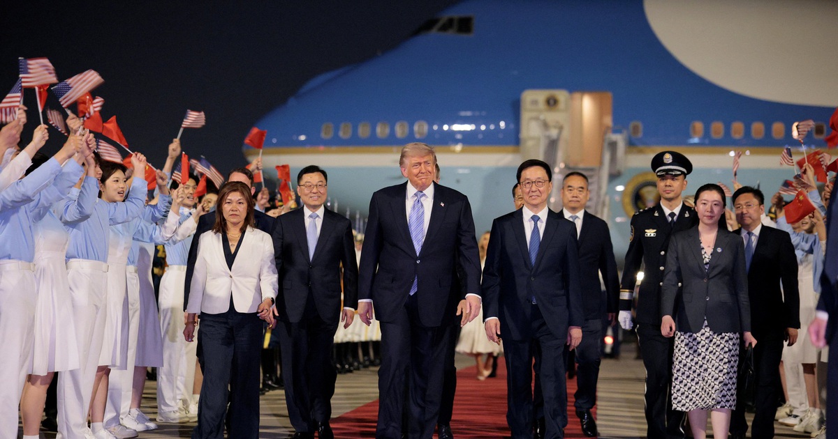 Tổng thống Trump hạ cánh xuống Bắc Kinh, bắt đầu chuyến công du Trung Quốc