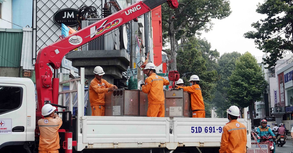 Nắng nóng kéo dài, tiêu thụ điện TP.HCM lập kỷ lục mới