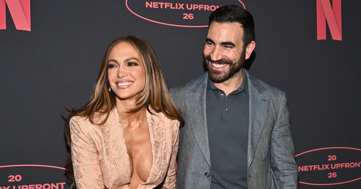 Jennifer Lopez thân mật bên bạn diễn, dấy lên tin đồn hẹn hò