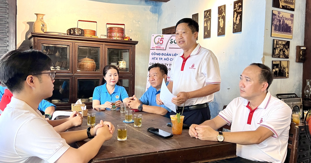 Bên ly cà phê sáng cùng sếp, nhân viên 'chốt' chuyện tăng lương