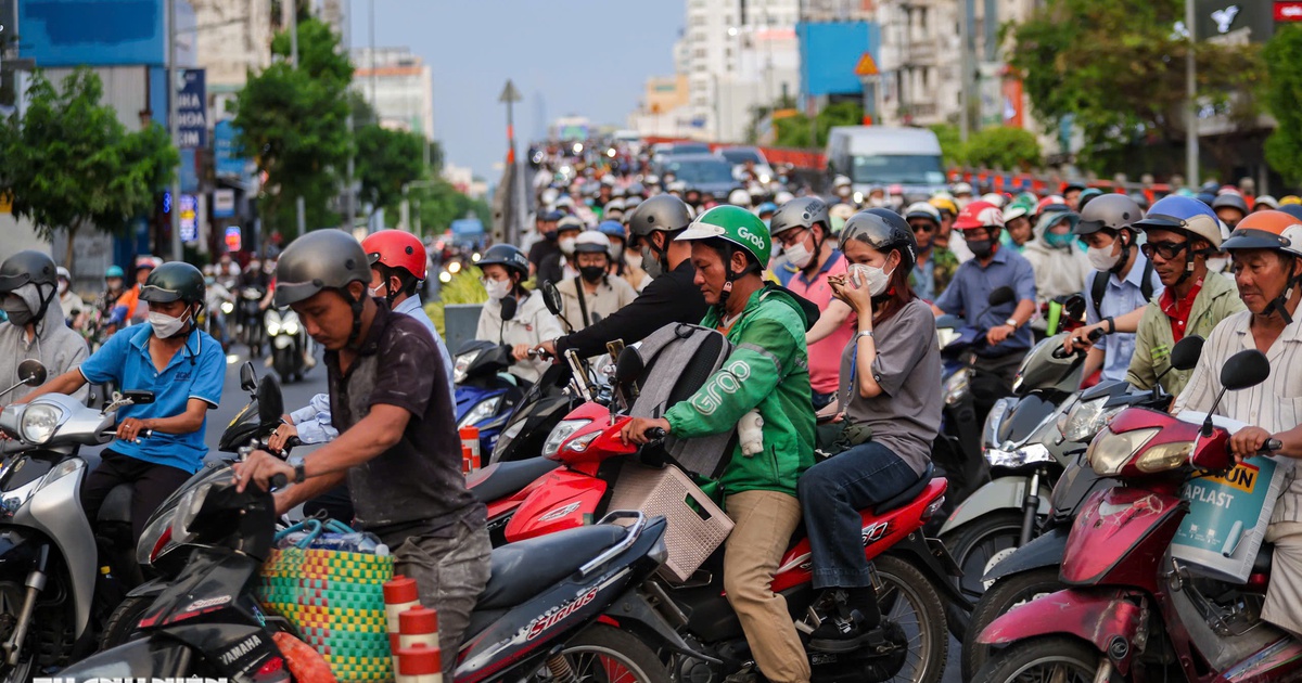 Đường Cộng Hòa đảo chiều giờ tan tầm: Xe máy chen chúc dưới chân cầu vượt Hoàng Hoa Thám