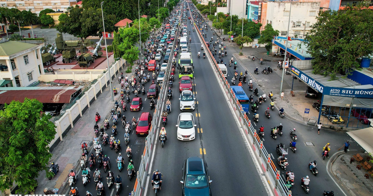 CSGT Tân Sơn Nhất hướng dẫn cách tránh kẹt xe đường Cộng Hòa