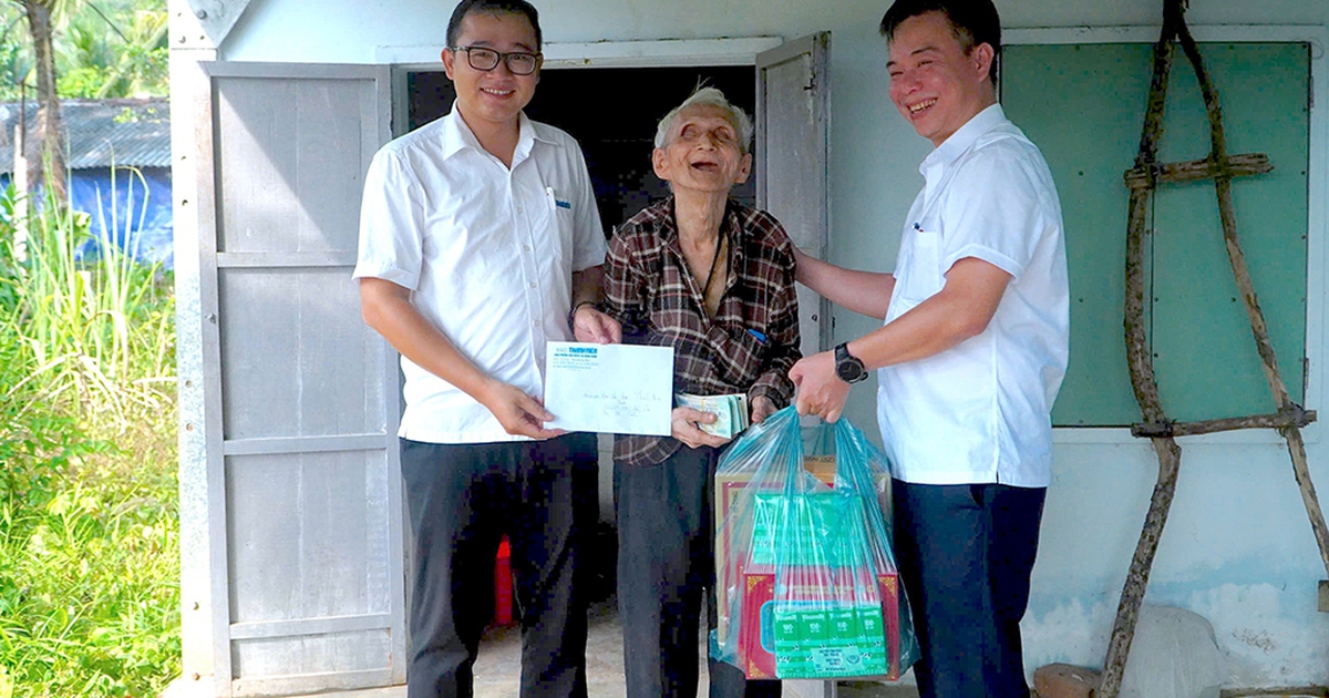 Cụ ông mù lòa được bạn đọc giúp đỡ hơn 96 triệu đồng