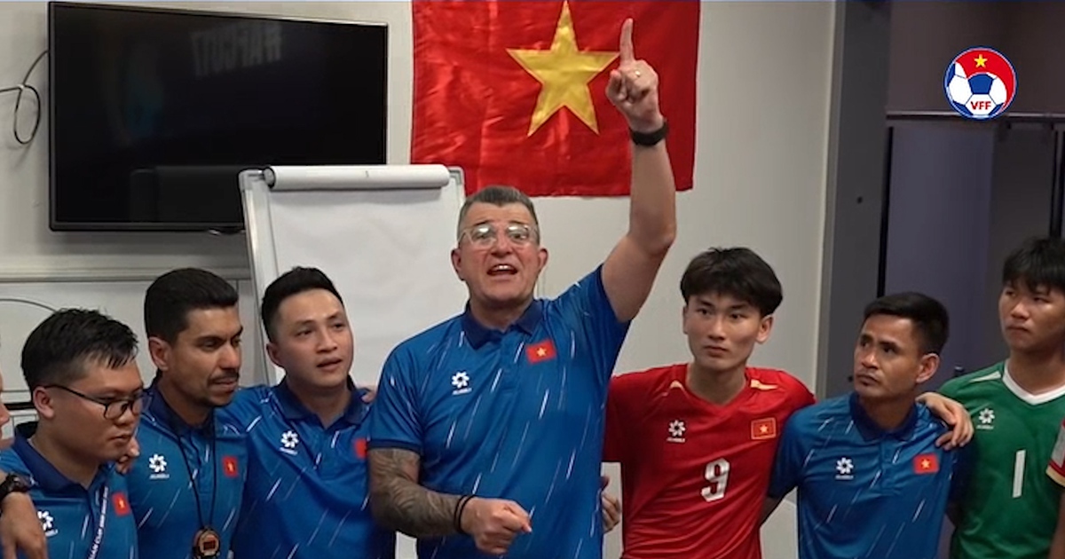 Hé lộ phòng thay đồ U.17 Việt Nam sau trận thắng ngoạn mục U.17 UAE, HLV Roland nghẹn ngào
