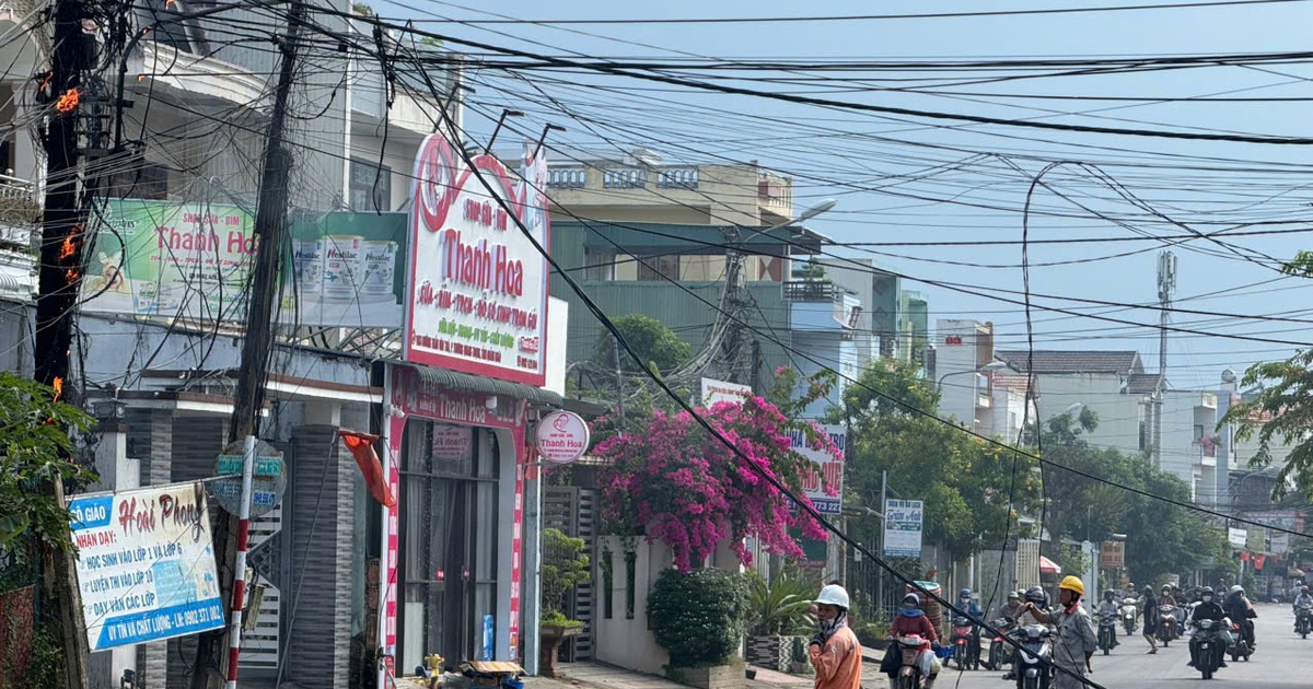 Cháy trụ điện, dây rơi xuống đường: Người phụ nữ bỏ xe máy tháo chạy