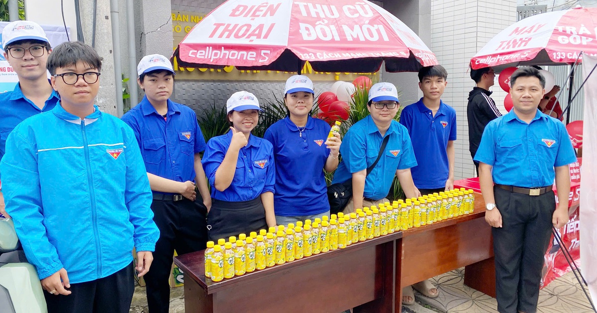Bà ngoại U80, mẹ thợ may và 2 anh em áo xanh: Câu chuyện đẹp đang viral