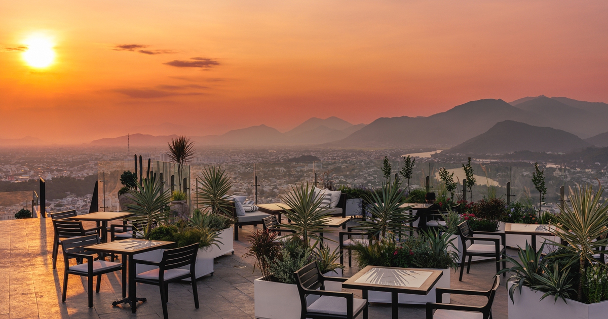 Ngắm Nha Trang từ rooftop lúc hoàng hôn: Biển, núi và phố thị hiện ra rất khác