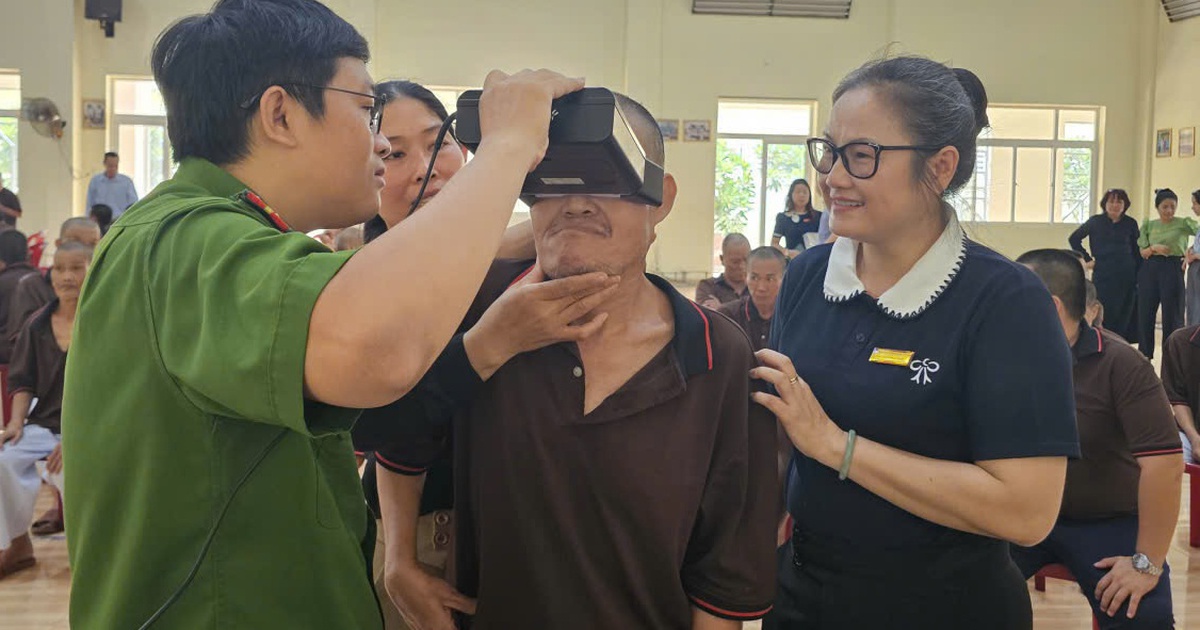 Công an TP.HCM xuyên trưa làm căn cước cho người tâm thần