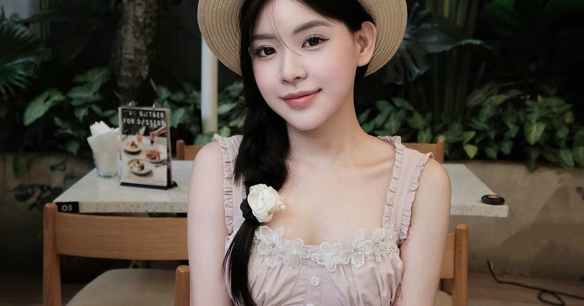 Chút tinh tế từ áo kiểu đính khuy giúp nàng thêm phần thanh lịch