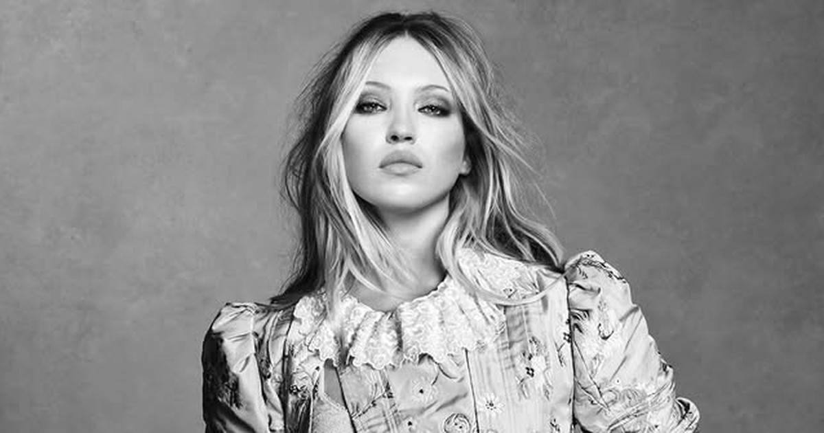 Con gái Kate Moss hở bạo, tiết lộ góc khuất về mẹ