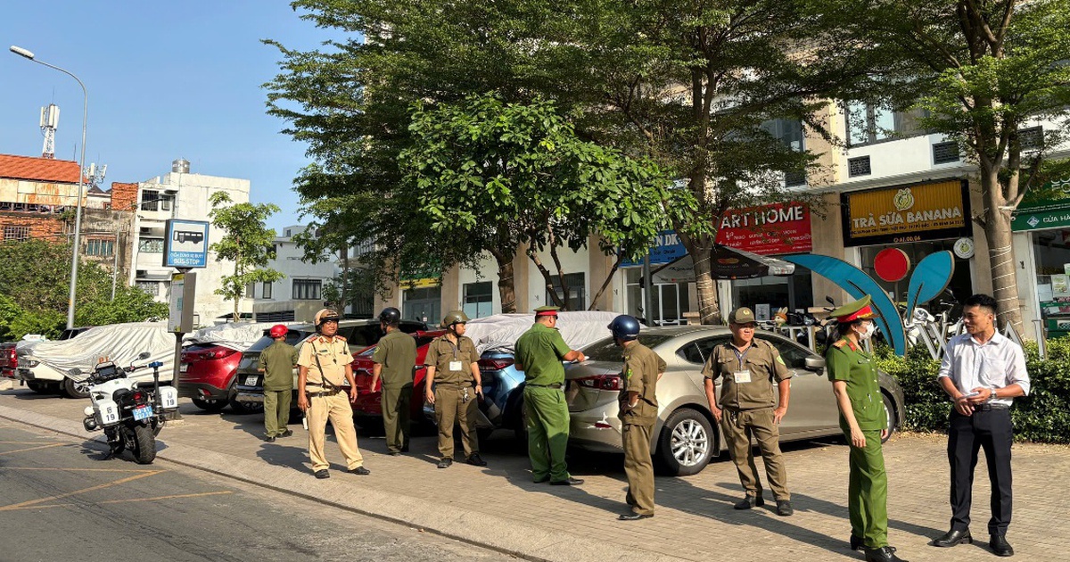 Ô tô đỗ trên vỉa hè ở TP.HCM bị ghi hình phạt nguội, nhiều xe bị cẩu