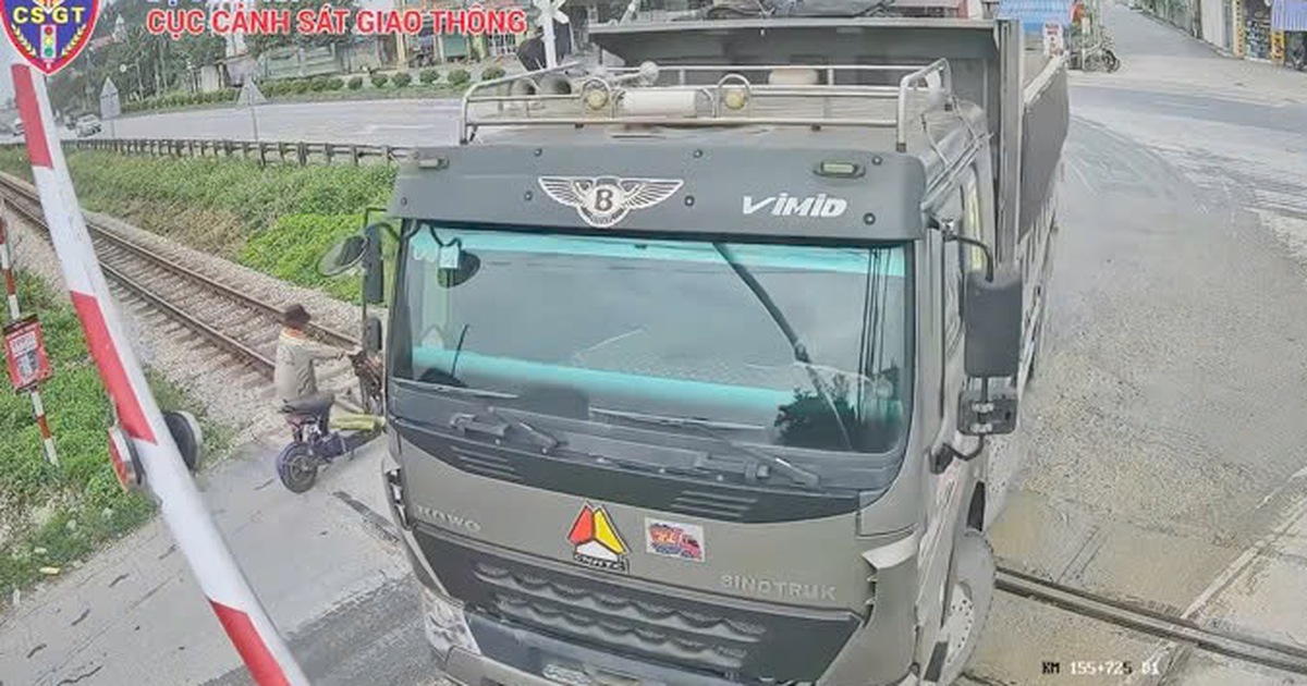 Phạt nguội hàng loạt tài xế vượt đèn đỏ khi qua đường sắt