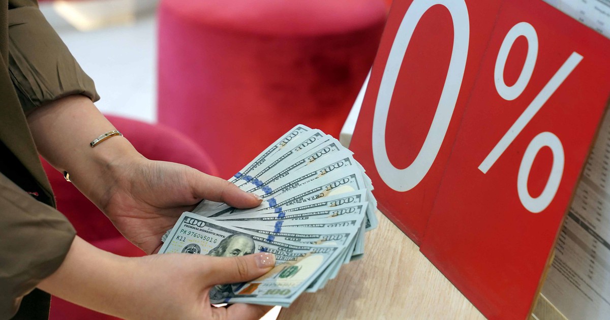 Giá USD hôm nay 16.5.2026: Ngân hàng bán cao kịch trần