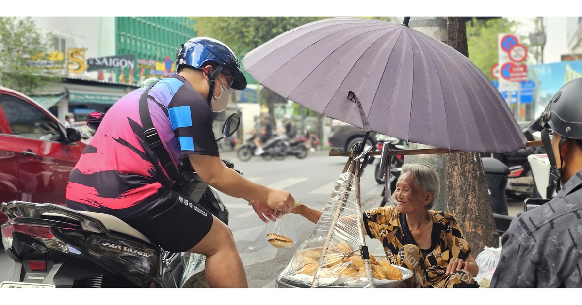 Cụ bà 83 tuổi lưng còng bán bánh mưu sinh: 'Ước được gửi con trai xấu số vào chùa'