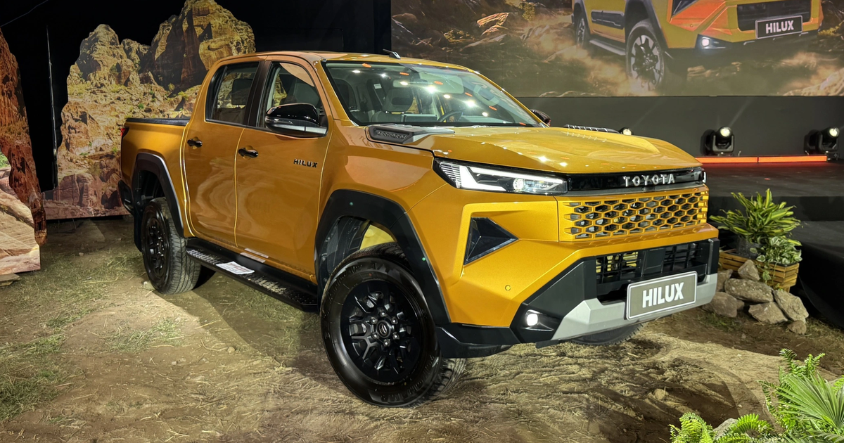 Lượng tiêu thụ xe bán tải 'lao dốc', Toyota Hilux ngược dòng bám đuổi Ford Ranger