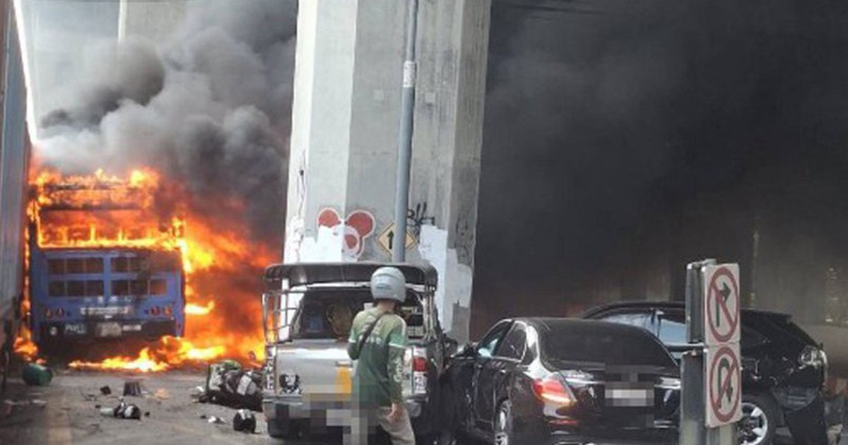 Xe buýt cháy ngùn ngụt khi bị tàu hỏa tông ở Bangkok, nhiều người thương vong