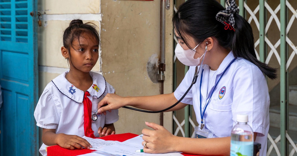 300 trẻ em khó khăn được khám sức khỏe, tư vấn dinh dưỡng miễn phí