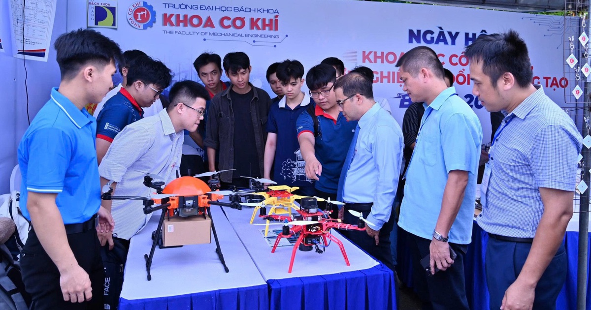 Robot thông minh 'đổ bộ' ngày hội khoa học công nghệ ở Đà Nẵng