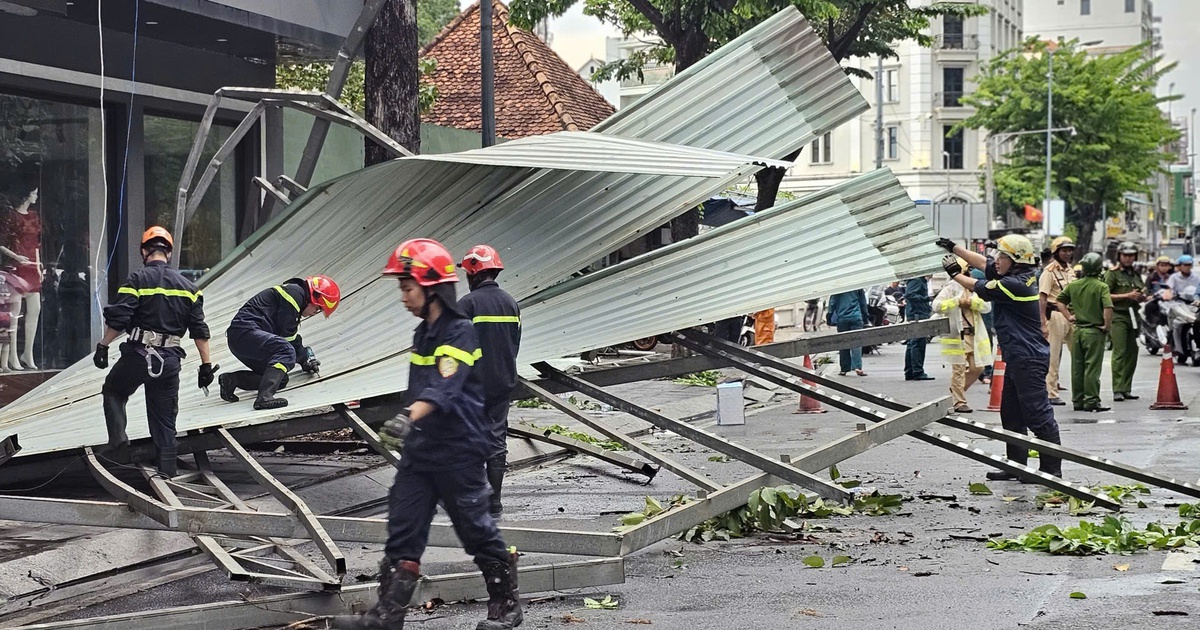 TP.HCM mưa lớn chiều 17.5: Gió cuốn bay mảng tôn nặng hàng tấn xuống đường