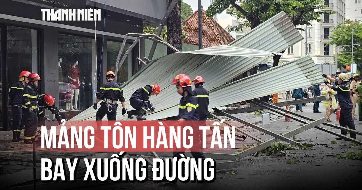 Kinh hoàng mảng tôn hàng tấn bị gió cuốn bay xuống đường giữa giờ cao điểm