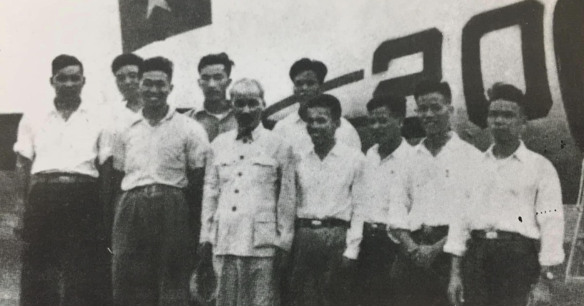 Chuyện chưa kể về chuyến bay bí mật đưa Hồ Chủ tịch tới Vinh và Đồng Hới