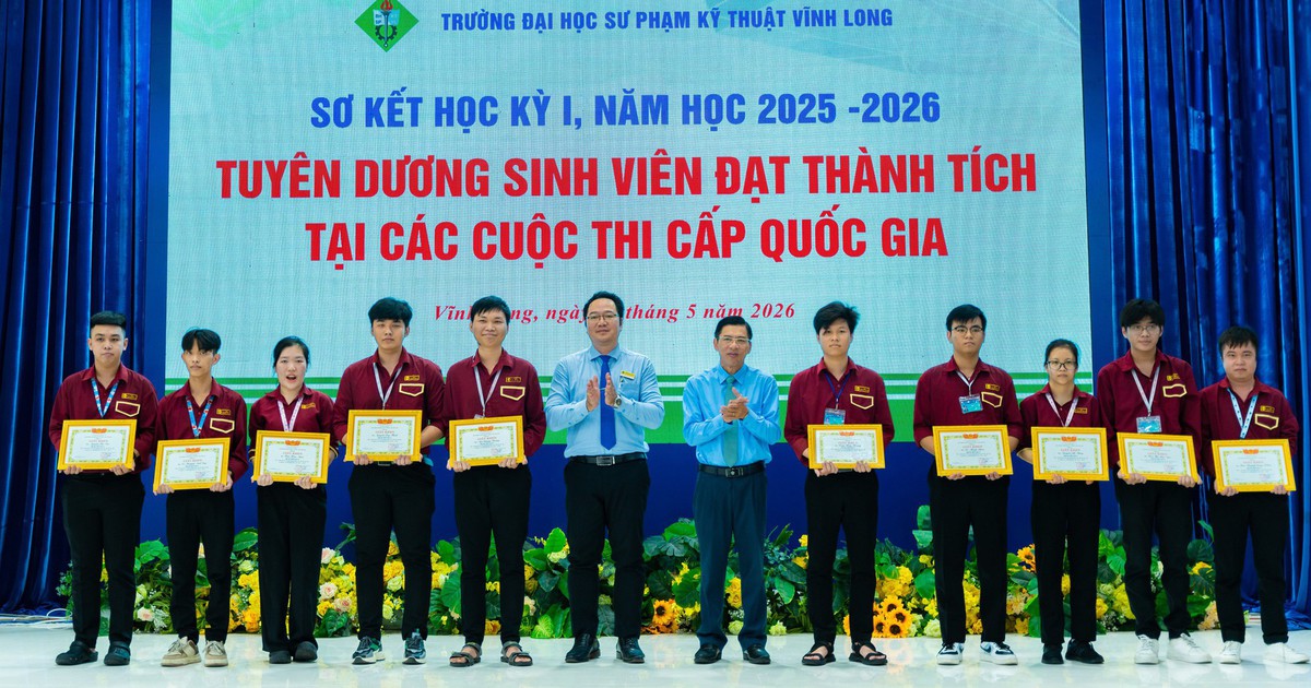 Một trường đại học trao 5 tỉ đồng học bổng cho sinh viên học tập xuất sắc