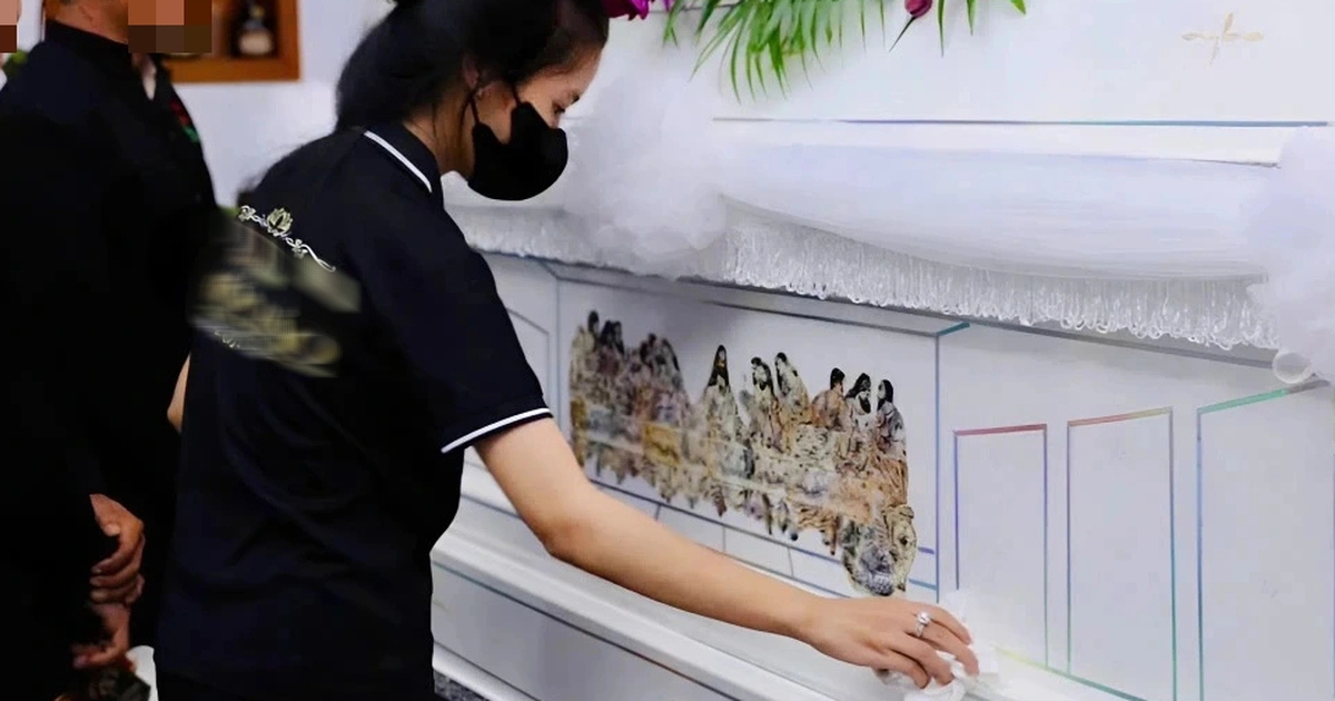 Nữ sinh cấp 3 theo cha lo hậu sự cho người nghèo: ‘Thương nhiều hơn sợ’