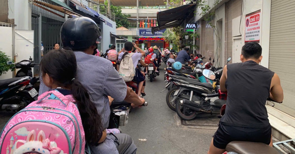 Xe máy chiếm hẻm, gây khó cho phụ huynh