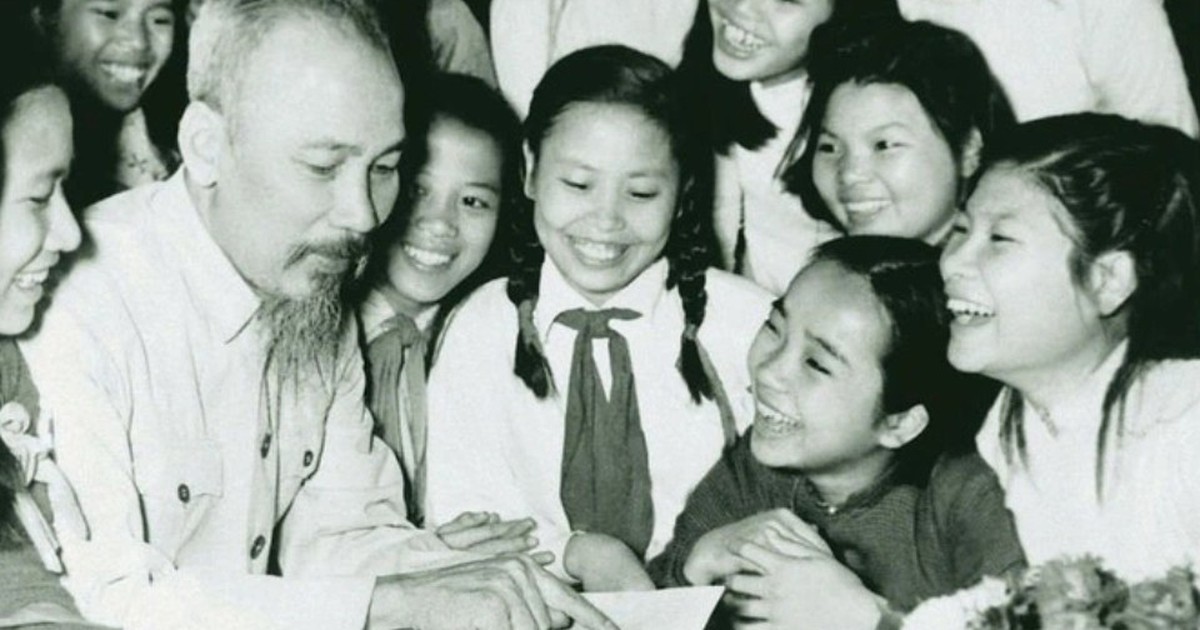 Ánh sáng Hồ Chí Minh soi đường cho chúng ta đi