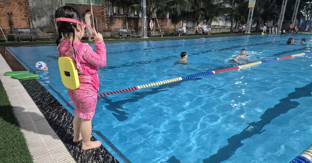 Cơn sốt học bơi bùng nổ ở TP.HCM: Phụ huynh chi tiền triệu để con biết bơi