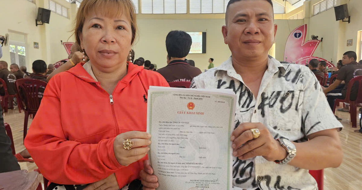 Lần đầu có căn cước công dân, người đàn ông bật khóc: 'Tôi sẽ cưới vợ'