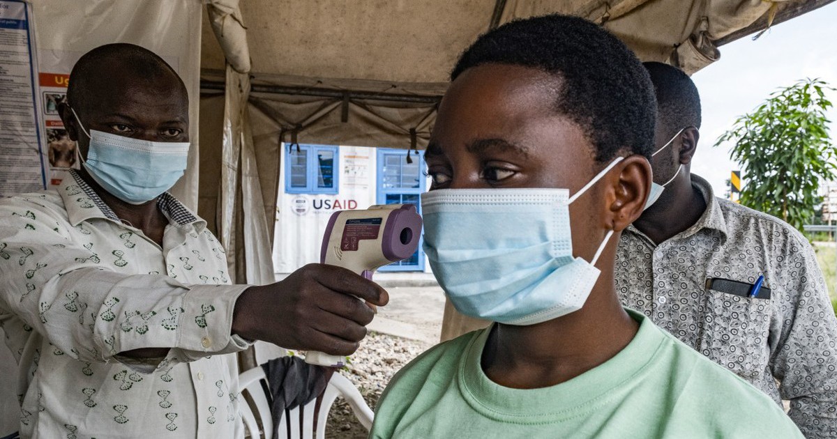 Mỹ chuẩn bị sàng lọc Ebola tại sân bay, một người Mỹ bị nhiễm