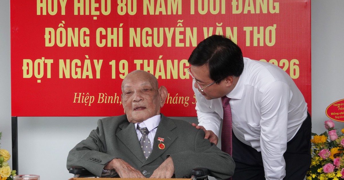 Phó bí thư Lê Quốc Phong trao huy hiệu Đảng tặng cụ ông 101 tuổi ở TP.HCM