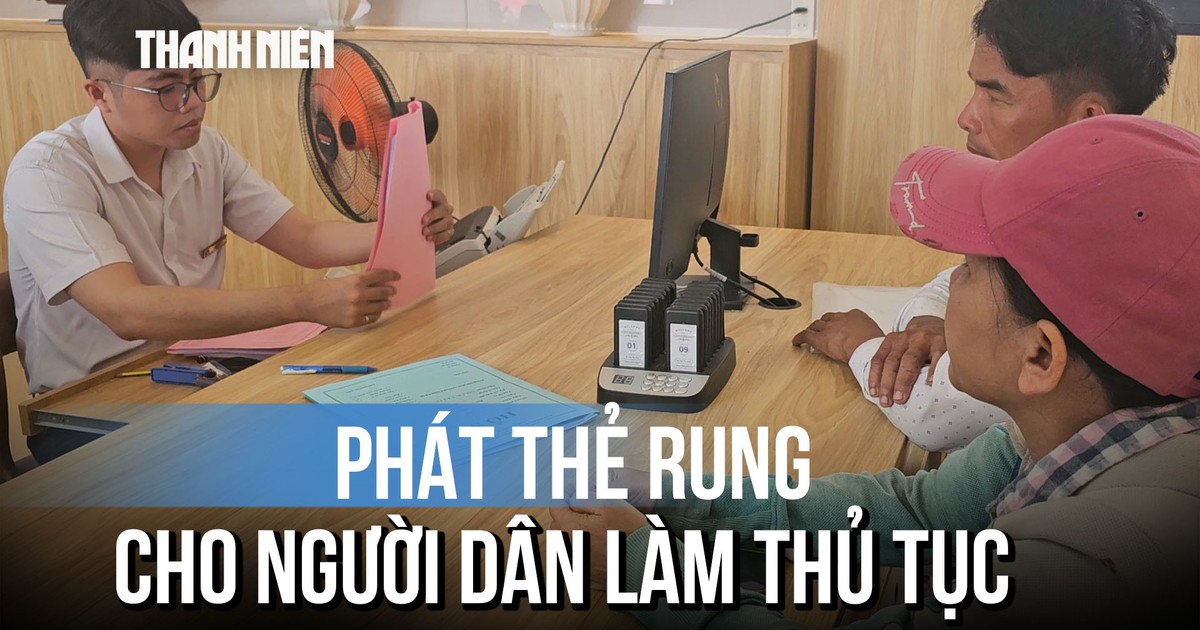 Làm thủ tục hành chính: Nộp hồ sơ nhận lại thẻ rung như ở quán cà phê