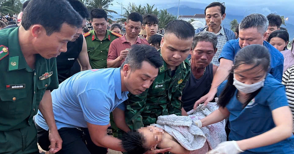 Người đàn ông lao ra biển cứu thành công cháu bé bị đuối nước