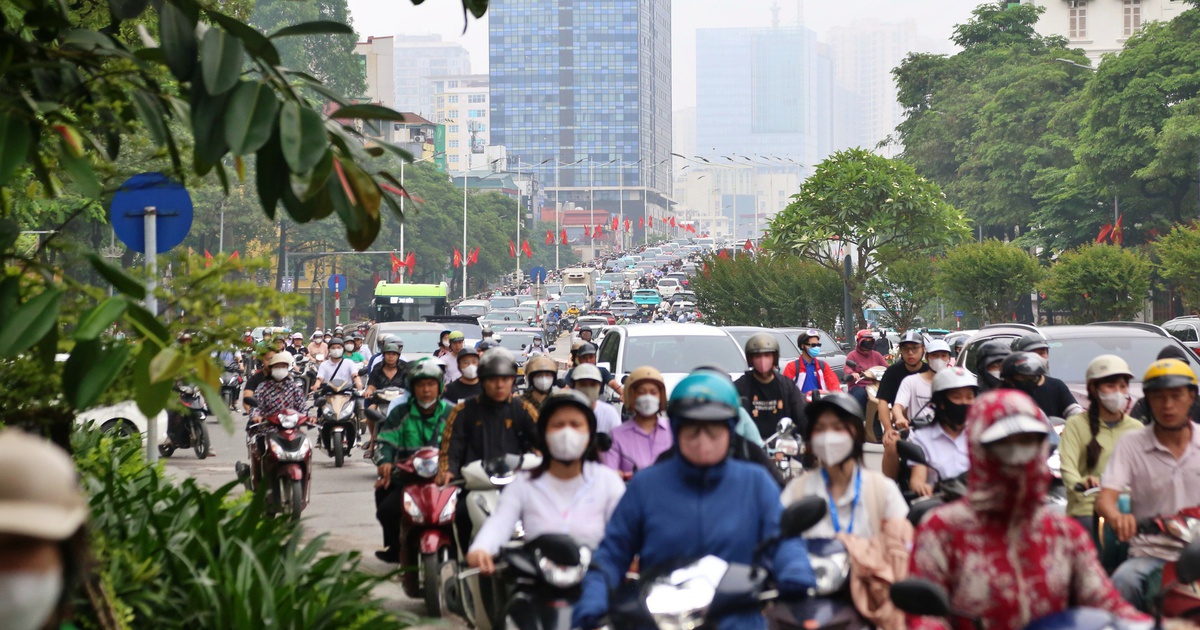Cảnh ùn tắc ở 2 tuyến đường Hà Nội dự kiến phân làn đảo chiều theo giờ
