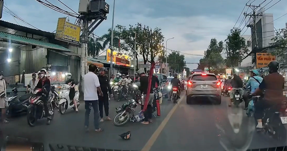 Xác minh clip 2 người đi xe máy đánh nhau giữa đường phố TP.HCM gây náo loạn