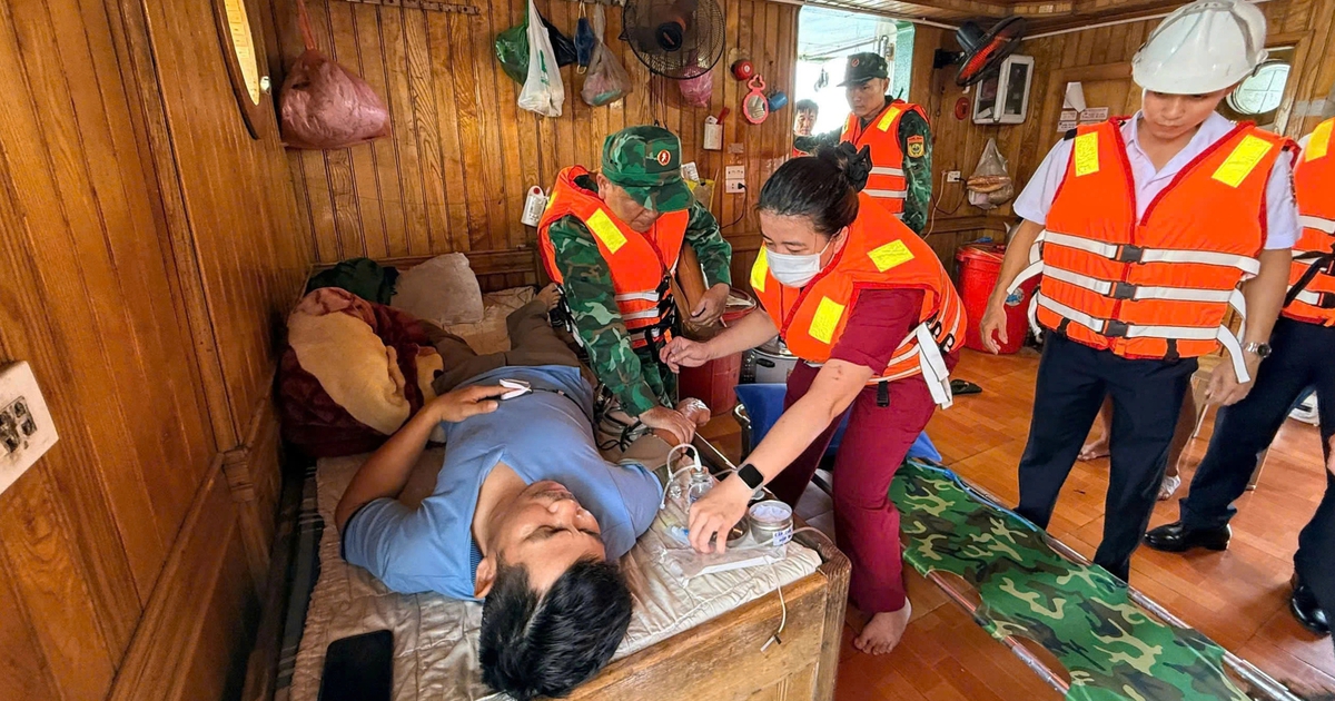 Cấp cứu khẩn cấp thuyền trưởng tàu hàng bị suy hô hấp giữa biển Cửa Việt