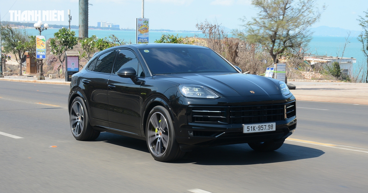 ‘Ghìm cương’ Porsche Cayenne e-hybrid giá gần 7 tỉ đồng: Nhanh, mạnh, ít ngốn xăng