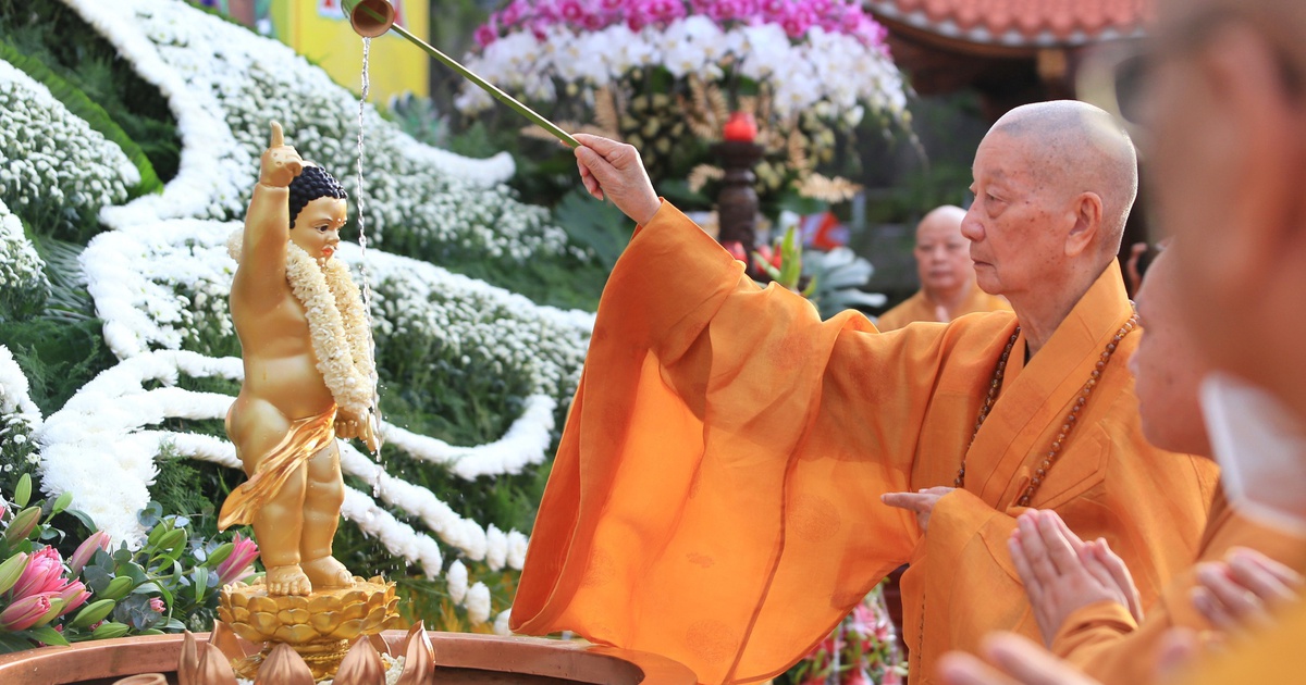 Nghi thức tắm Phật: Hòa thượng Thích Lệ Trang nói về ý nghĩa 3 gáo nước
