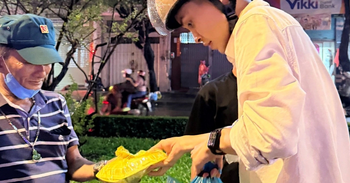 Trung úy công an dành dụm tiền lương để phát cơm tặng người nghèo